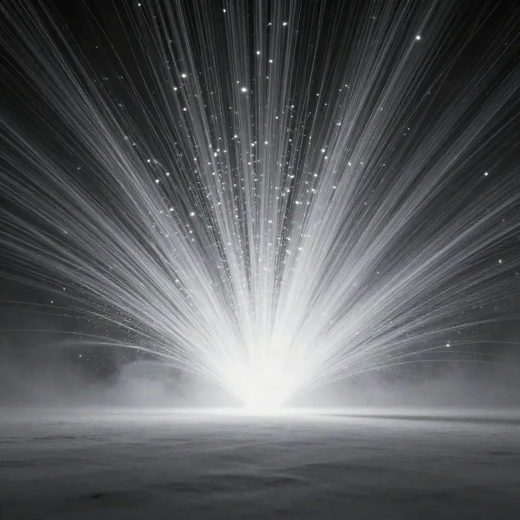 Zilveren lichtfilamenten en witte gloed in grafietgrijze mist met zwevende deeltjes
